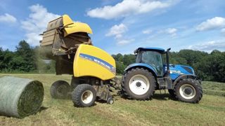Autant réduire les pertes au maximum lors du chantier d'enrubannage car l’implantation d’une luzerne revient à 558 €/ha du fait du coût élevé des semences inoculées (205€/ha), explique Alexis Desarménien, conseiller à la chambre d’agriculture de la Creuse. La durée de son exploitation, environ 5 ans, permet de rentabiliser l'investissement. A noter : un sur-semis de luzerne sur une luzerne déjà implantée ne fonctionne pas. Autant réduire les pertes au maximum lors du chantier d'enrubannage car l’implantation d’une luzerne revient à 558 €/ha du fait du coût élevé des semences inoculées (205€/ha), explique Alexis Desarménien, conseiller à la chambre d’agriculture de la Creuse. La durée de son exploitation, environ 5 ans, permet de rentabiliser l'investissement. A noter : un sur-semis de luzerne sur une luzerne déjà implantée ne fonctionne pas.